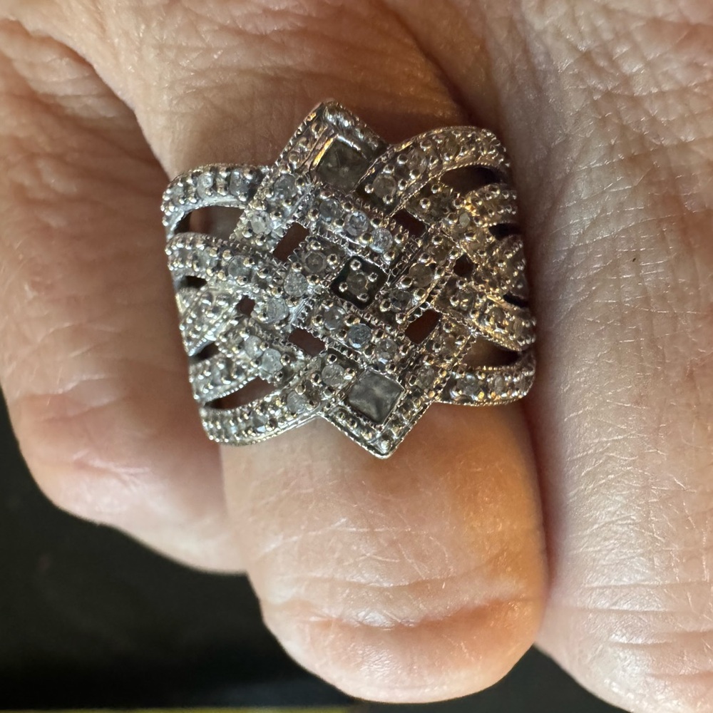 Heng Ngai signed 10 kt white gold diamond Women's Ring 7.25